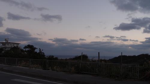 山のてっぺんから海が見える