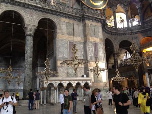 アヤソフィア内部と観光者