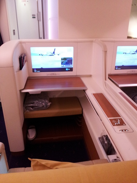 ファーストクラス足元