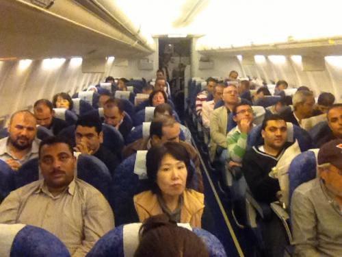 飛行機の中で大騒ぎ