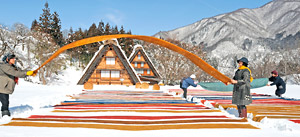 合掌造り家屋の前の雪上を色鮮やかに彩った