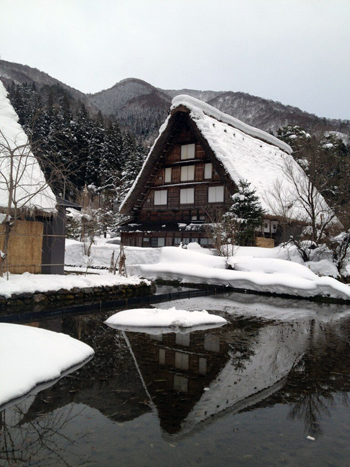 雪が少ないので逆さ合掌