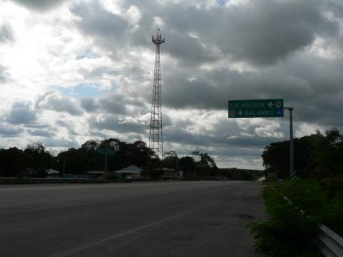 国道のバス停付近