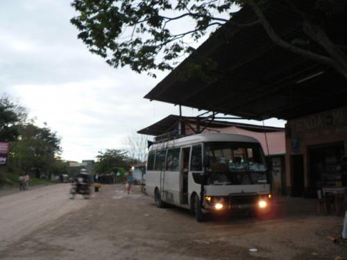 フローレス行きミニバス