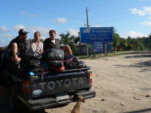 ピックアップの荷台に乗る仲間