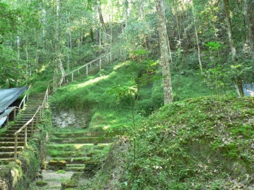 基壇から上部テラスへの階段
