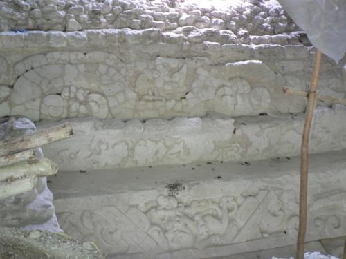 ポポルウフ神話のレリーフ