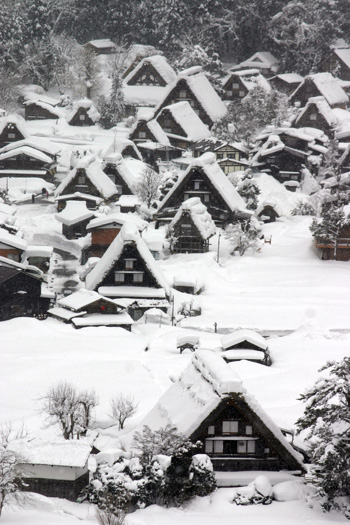 手前（和田家） 奥（明善寺）