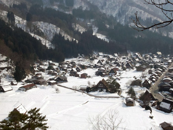 卒業旅行は白川郷へ 記念写真