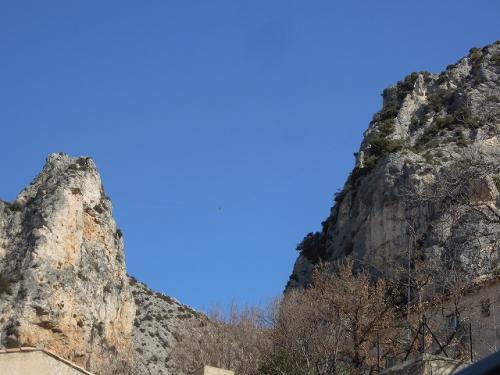 谷にかかる200メートルの鎖が見える？