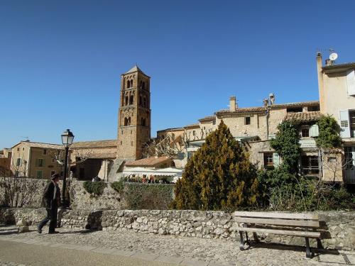 小川を挟んで向こうに見えるロマネスク塔