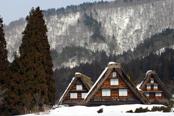 茅葺き屋根の雪がだんだん少なく