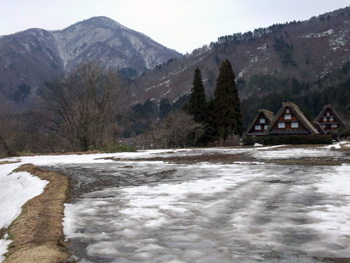かん町 附近 も雪が減って田んぼが