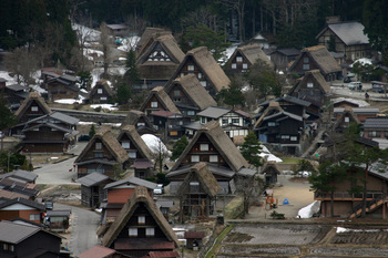 展望台から奥には明善寺郷土資料館や本堂