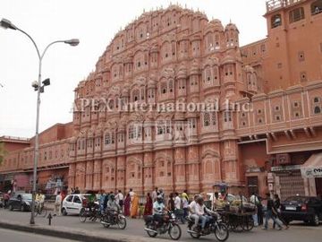 風の宮殿を含む城内都市にて壁の塗装作業