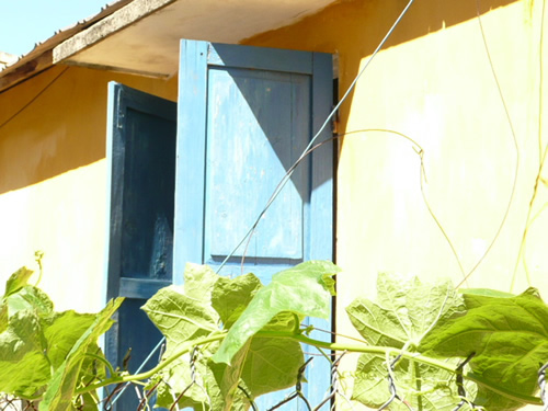 ホイアン　壁の黄色とドアの青