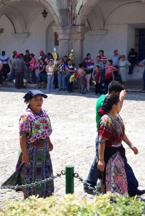 民族衣装を着た先住民