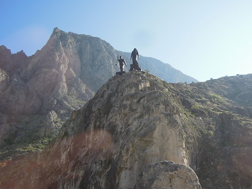 フェアハットとシリンの像