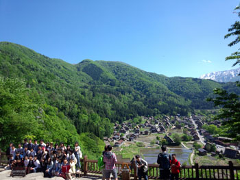 白川郷 天守閣展望台にて記念撮影?