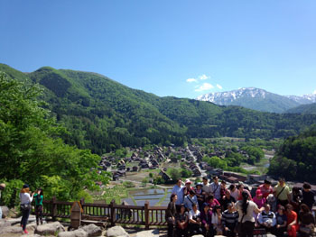 白川郷 天守閣展望台にて記念撮影?