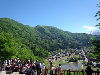 白川郷 天守閣展望台にて記念撮影?