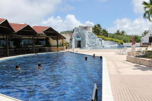 マリアナ、プール