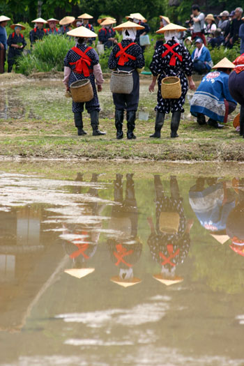白川郷 田植え祭り 逆さ合掌&早乙女?