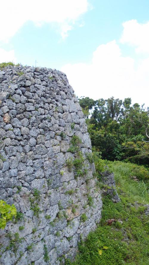 下の方は切り出した石