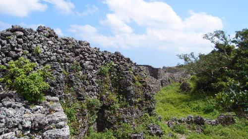 石垣は延々続いてます