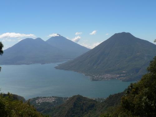 Atitlan湖、三山