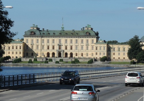 ドロットニングホルム宮殿本宮が見えてくる