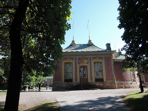 本宮から遠く離れた庭側の入り口を入ると