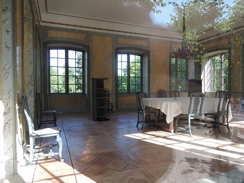 上下するテーブルが