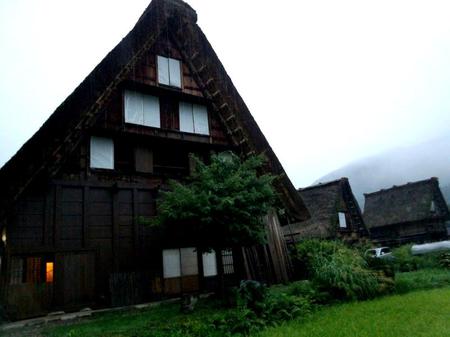 大自然に囲まれた白川郷 ?