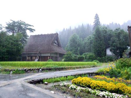 大自然に囲まれた白川郷 ?