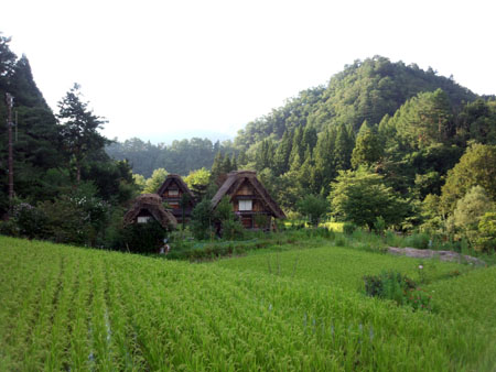 のんびり過す初秋ならではの白川郷 ?