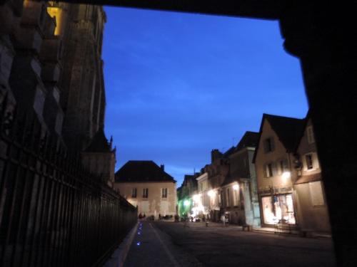 暮れゆく地上の世界に別れを告げ