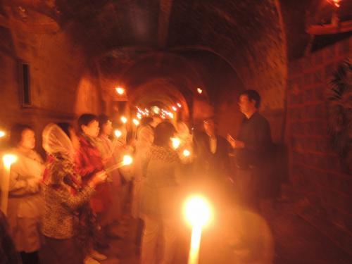 ろうそくを一人一本、火を移してゆく