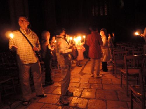 大聖堂の巨大な空間すべてが闇