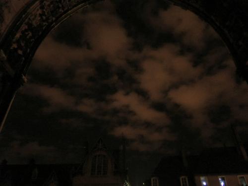 南の大扉が開けられ、夜空が見えた