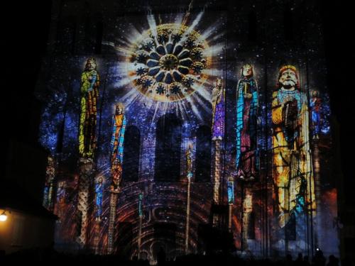 かつては彩色されていた彫刻を再現