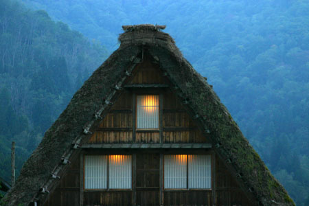 自然豊かな白川郷の地を秋の彩りを求め １