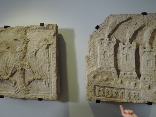 門のレリーフ、こちらが本物