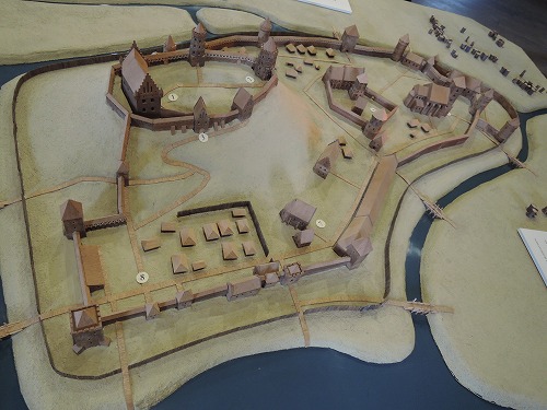 川をひきこんで周りを囲った街だった