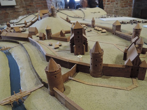 古い時代の教会と塔