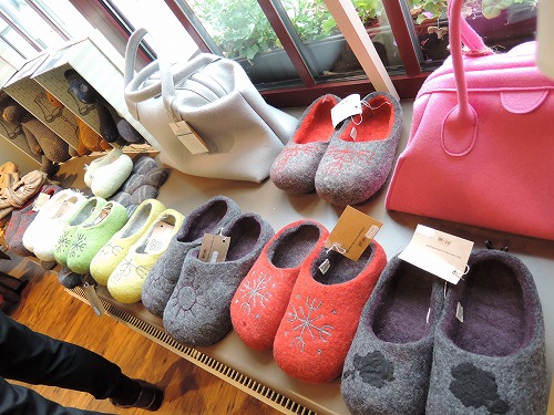 お見せの品々もカラフルでかわいい