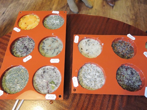 ゴム製の型に入れます