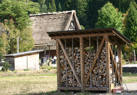 彩り鮮やか白川郷合掌造りの秋を満喫３