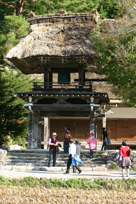 彩り鮮やか白川郷合掌造りの秋を満喫４