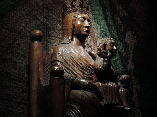 再現された木彫の聖母子